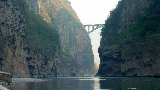 长江三峡位于重庆的白帝城和湖北的宜昌南津关之间近二百公里的河