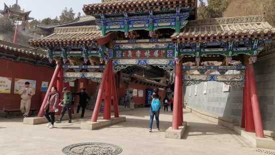 法雨寺原稱羅漢殿，位於白塔山三台大廳東北，登山六盤路中段西側