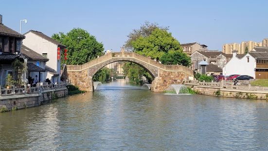 京杭大运河是与万里长城齐名的中国奇观，已有2500多年历史。