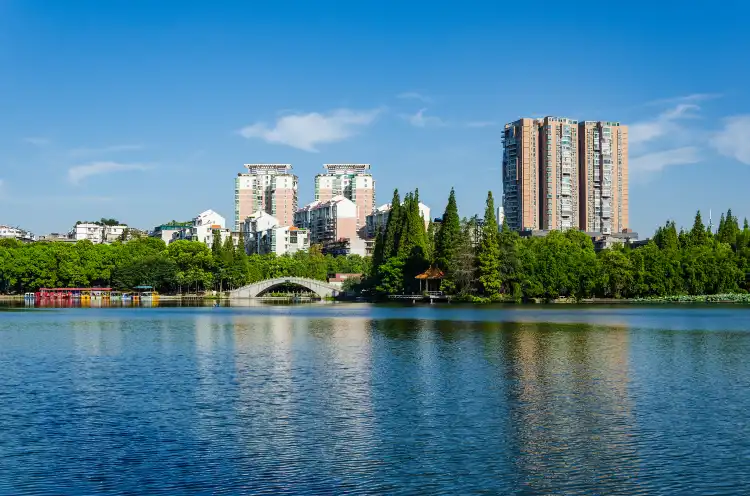 Hotels near West Lake Park