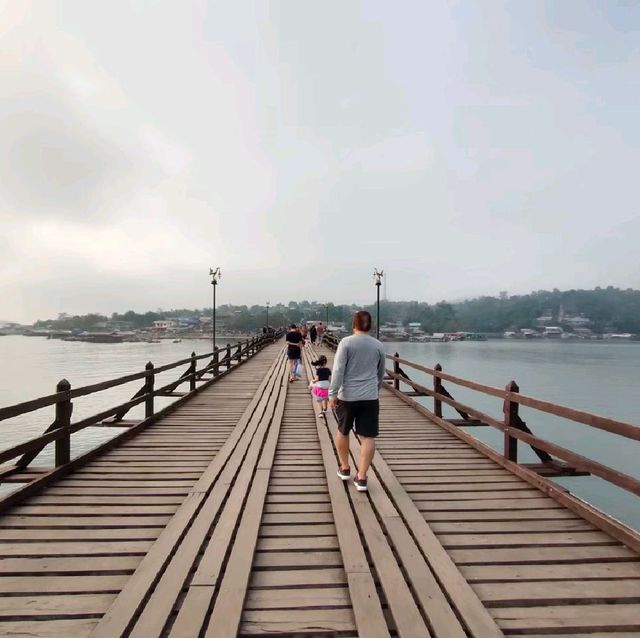 สะพานมอญ สะพานไม้ที่ยาวที่สุดในประเทศไทย