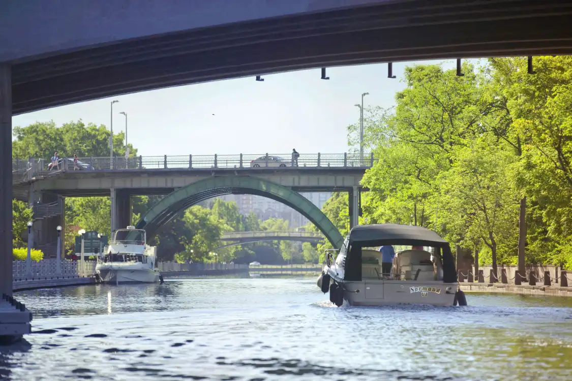渥太華河附近的飯店