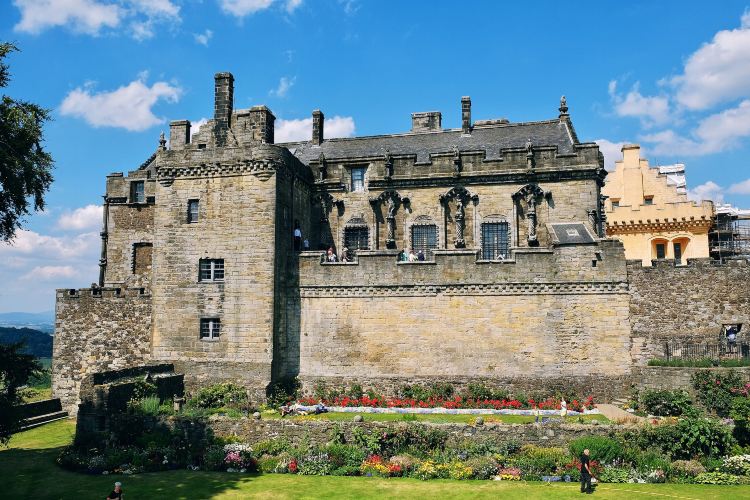 Compare 5 airports near Stirling