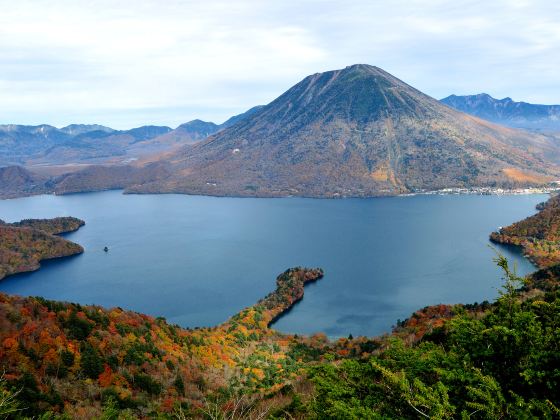 男體山