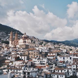 🇲🇽 เมืองที่ได้ชื่อว่าเป็น “เมืองมหัศจรรย์” ของเม็กซิโกแห่งนี้ ไม่ได้เกินจริงเลย! 🤩

📍 เมืองทักซ์โก เด อาลาร์คอน เมืองเหมืองแร่ที่ตั้งอยู่ทางตะวันตกเฉียงใต้ของเมืองเม็กซิโกซิตี้ ทำให้ฉันประทับใจมากกับสถาปัตยกรรมที่สวยงามและประวัติศาสตร์ของเมืองนี้ ทันทีที่ฉันเข้าไปในเมือง ฉันก็หลงใหลในอาคารเก่าแก่และจัตุรัสต่างๆ ที่ตั้งอยู่บนภูเขา ภาพของโบสถ์เก่าแก่ บ้านเรือนหลังคาแดง และรถแท็กซี่โฟล์คสวาเกน บีทเทิลสีขาวบนถนนที่ปูด้วยหิน ทำให้ฉันหวนนึกถึงอดีตอันรุ่งเรืองและยาวนาน นี่เป็นทั้งความตื่นเต้นและความคิดถึงในเวลาเดียวกัน ด้วยระยะทางที่อยู่ห่างจากเมืองหลวงของเม็กซิโกไม่ถึงสามชั่วโมง เมืองนี้จึงเหมาะสำหรับการเดินทางไปเที่ยวแบบไปเช้าเย็นกลับ หรือแม้แต่การพักค้างคืน

การไปเยือนเมืองนี้เป็นหนึ่งในไฮไลท์ของการมาเที่ยว #เม็กซิโก ของฉันเลย! 🇲🇽

#urbanexplorer 🗺 #taxco #unforgettableexperiences