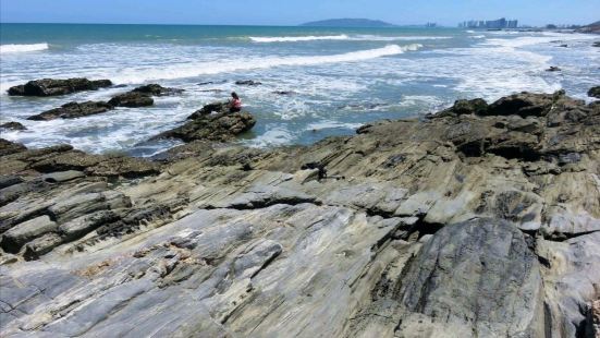黑排角位于广东惠东地区，因海岸礁石均是黑色而得名。黑排角海势