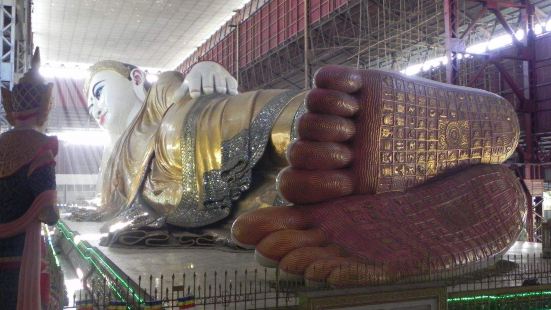 缅甸桥达基卧佛寺，这个佛像是当地供奉的最大一尊佛像。这尊佛像