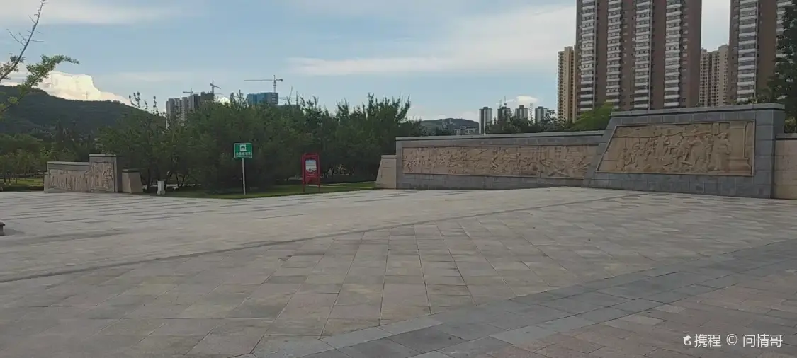 Hotels near Lvliangzhanqian Square