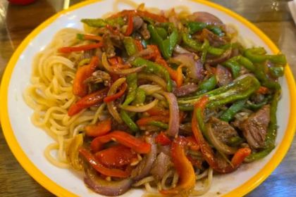 مطعم (عائلة ما )مسلم صيني