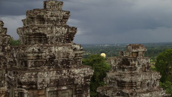 巴肯山(Phnom Bakheng)是在吳哥窟西北1.5公里