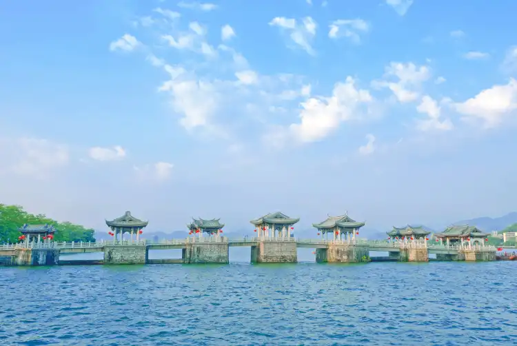 Hotels near Guangji Bridge