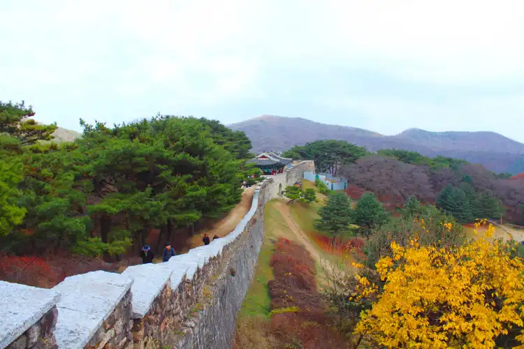 Отели рядом с достопримечательностью «Cheongju Sicheong»