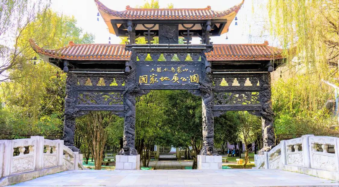Hotels near Wumengshan National Geological Park