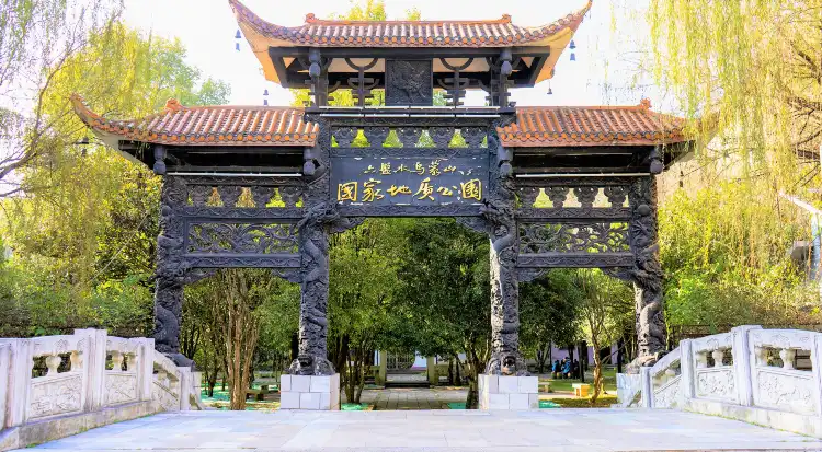 Các khách sạn gần Wumeng Mountain National Geopark