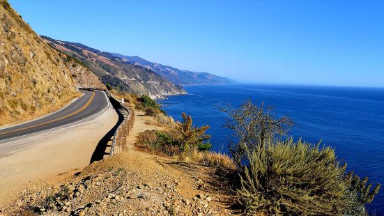 加州的1号公路是美国最出名的公路，这条公路从加州的最南端沿着