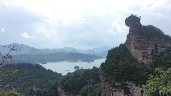 這個景點開發度不算高，去景區要經過一座懸索橋，小車可正常通過