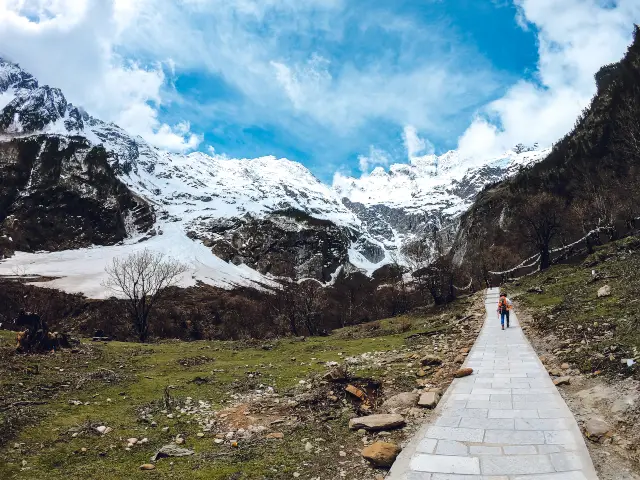 Hiking in Meili Snow Mountain