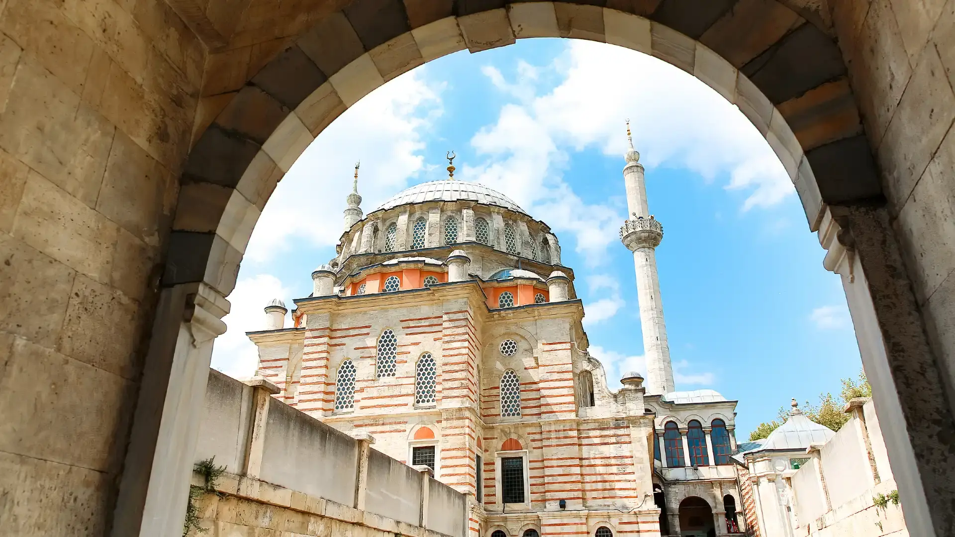Hotels near جامع لالالي