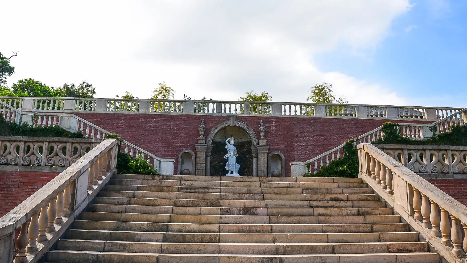 Hotels near Renshan Botanical Garden