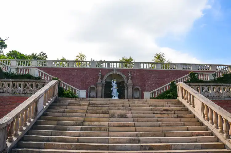 Hotels near Renshan Botanical Garden