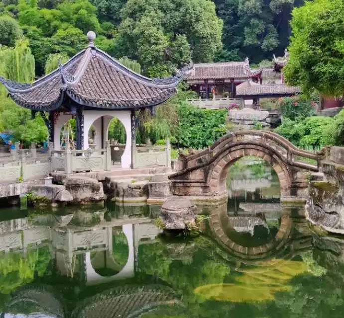 Hotels near Ziyunting Park
