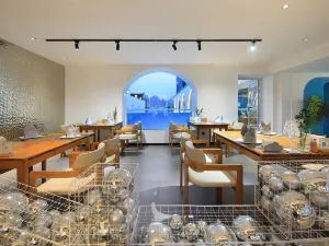 MONET GARDEN POOL RESTAURANT