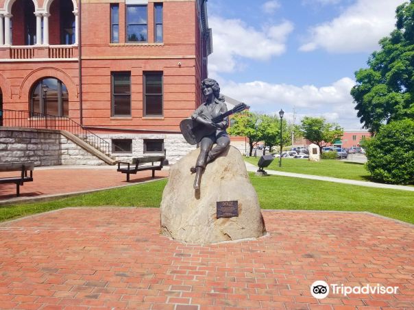 Dolly Parton Statue