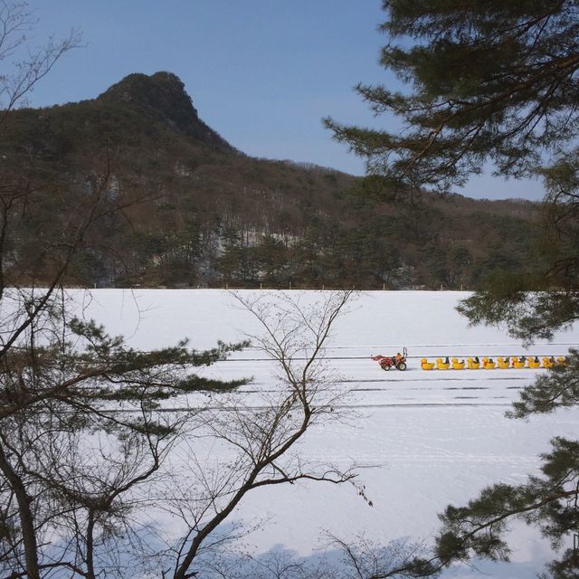 산속의 커다란 우물 같은 ‘산정호수’