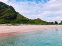 Magnifique pink beach indeed