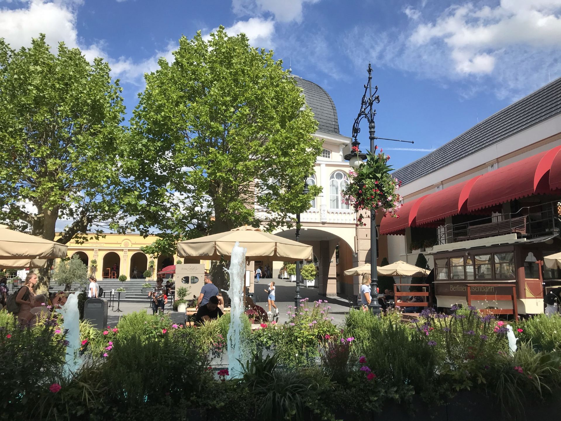 🇩🇪Phantasialand, a fantasyland located in Brühl🎠🎢

Do you all like amusement parks?? ٩(๑❛ᴗ❛๑)۶ I absolutely love amusement parks!☺️ Especially thrilling rides like roller coasters◡̈ So I'd like to introduce you to "Phantasialand" in Brühl, Germany!

There's a Phantasialand shuttle bus that runs from Brühl Central Station, making it super convenient to get there! Of course, it costs 3€... It might seem expensive, but it's quite a distance from the central station, so I definitely recommend using it. ᕦ ᐛ ᕗ It's a round-trip ticket, so you can use it on the way back!
I bought my ticket on the official website◡̈ Prices change daily, so be sure to check the official website in advance and plan your itinerary! In my opinion, it's a bit cheaper on busy days, and a bit more expensive on less crowded days. 😂

Fantasialand is an amusement park with a ton of roller coasters! So I highly recommend it to thrill seekers! I'll list a few rides that I think are must-rides!

✔️Black Mamba
✔️Talokan
✔️Die Wasserbahn
✔️River Quest✨✨✨
✔️Taron✨✨✨✨✨
✔️Winja's Fear and Force
✔️Raik

There were so many other fun rides, but I've listed the ones I really want you to try. ٩(๑❛ᴗ❛๑)۶
And you absolutely must try the churros! ㅠ They're the churros of my life. ఇ
✔️You can check wait times and show schedules through the Phantasialand app, so be sure to use it!

📍Phantasialand
📍Berggeiststraße 31-41, 50321 Brühl

#AmusementPark #TravelDestinations #BrühlTravel #GermanyTravel #Couples

#NextTimeHere #SafeTravel #HappyNewYear #CityTravel