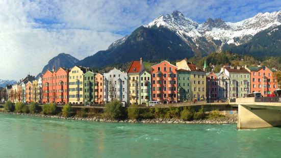 因斯布鲁克(Innsbruck)是奥地利西部提罗尔州的首府，
