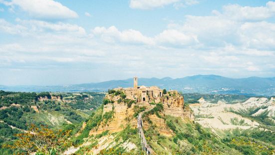 白露里治奥古城建于2500年前，位于一座山的顶端，只靠一条狭