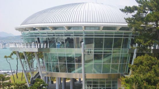 位於冬柏島南端 為了紀念2005年釜山APEC會議的成功舉辦