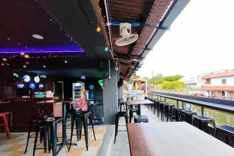 90 Riverside Cafe