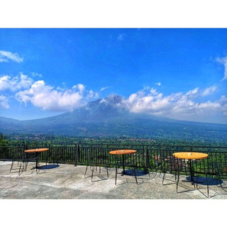 克特普山口(Ketep Pass)位於薩旺安(Sawangan)的克特普村(Ketep Village),是個公共旅遊景點。遊客可以透過山體直視山峰。騎自行車前往將是一大優勢,因為您可以直接欣賞到壯麗的景色。克特普山口海拔1,200米,距離馬格朗鎮(Magelang)約30公里,距離博約拉利(Boyolali)約35公里,距離薩拉蒂加市(Salatiga)約32公里。此外,您還可以搭乘摩托車或巴士等各種交通工具到達這裡。
克特普山口最美麗、最令人嘆為觀止的景色莫過於巍峨的默拉皮火山(Merapi)。您可以從克特普山口漫步,盡情欣賞默拉皮火山的壯麗景色。在克特普山口內,您還可以找到默拉皮火山的古老遺跡。
克特普山口內設有各種活動和設施。這裡有博物館、電影院、Gardu Pandang、Panca Arga Teras、停車場和餐廳,所有這些設施都由政府妥善管理,以促進馬格朗旅遊業的發展。
#暑假#健行路線#城市探險家