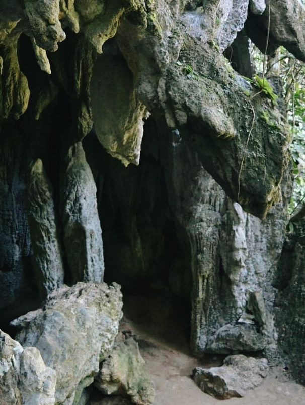 Hiking into the cave 