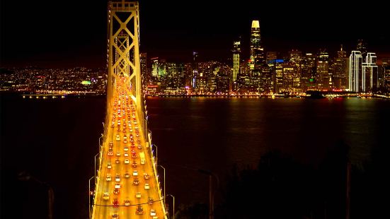 舊金山-奧克蘭灣大橋是美國最長的跨度的橋樑之一， 開放於 1
