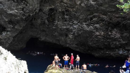 蓝洞在塞班岛的东北角，是塞班最著名、难度高的潜水地点，这里常