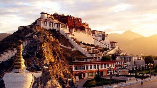 藏王松赞干布兴建拉萨城的第一项伟大工程，就是在著名的红山顶上