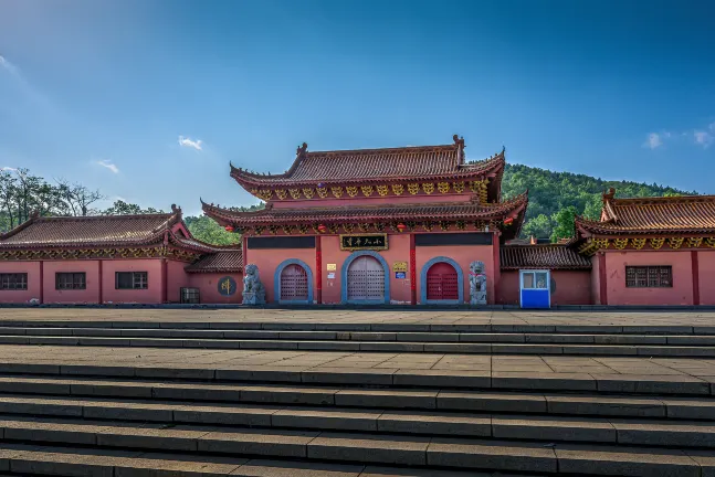 Отели рядом со станцией 