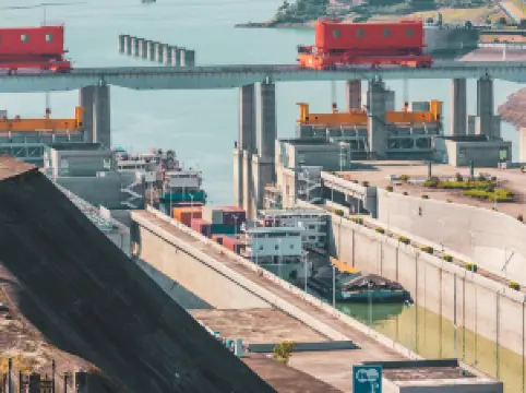 三峡垂直昇船機