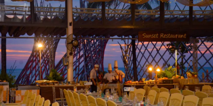 日落薩納托海灘俱樂部