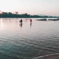 เล่นน้ำหาดทรายขาว เกาะกลางแม่น้ำโขง