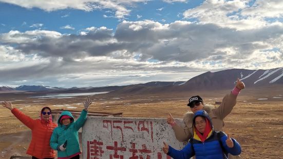 唐古拉山口位于青海与西藏的分界线，海拨5231米，唐古拉西藏
