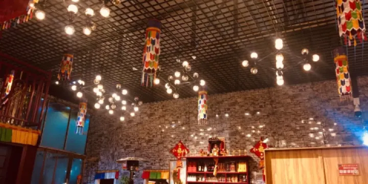 金鼎雪山犛牛雜火鍋演藝餐廳