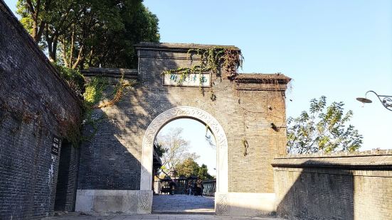 云台山在金山和北固山之间，是由云台山和西津渡古街组成的一片景