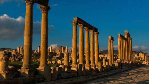 Mọi loại dịch giả, hướng dẫn viên, xe thuê, nhiếp ảnh gia, người hộ tống doanh nhân, người hộ tống y tế, hướng dẫn viên du lịch và dịch vụ tùy chỉnh trên khắp Jordan