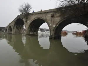 Fangsheng Bridge