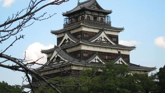 广岛城位于太田川的三角洲的平地上，广岛市南方面向濑户内海，形