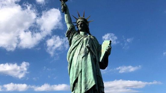 这个是迷你版的自由女神像，是在台场的滨海公园里，这里呢景色其